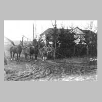 054-0014 Kortmedien 1935. Das Bauernhaus Grunewald. Vorne links der junge Herrn Grunewald..jpg